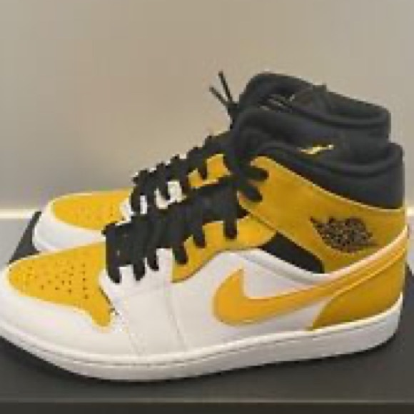Selling my brand new Air Jordan 1MID. Never worn before. Size 10.5US. - Picture 9 of 10